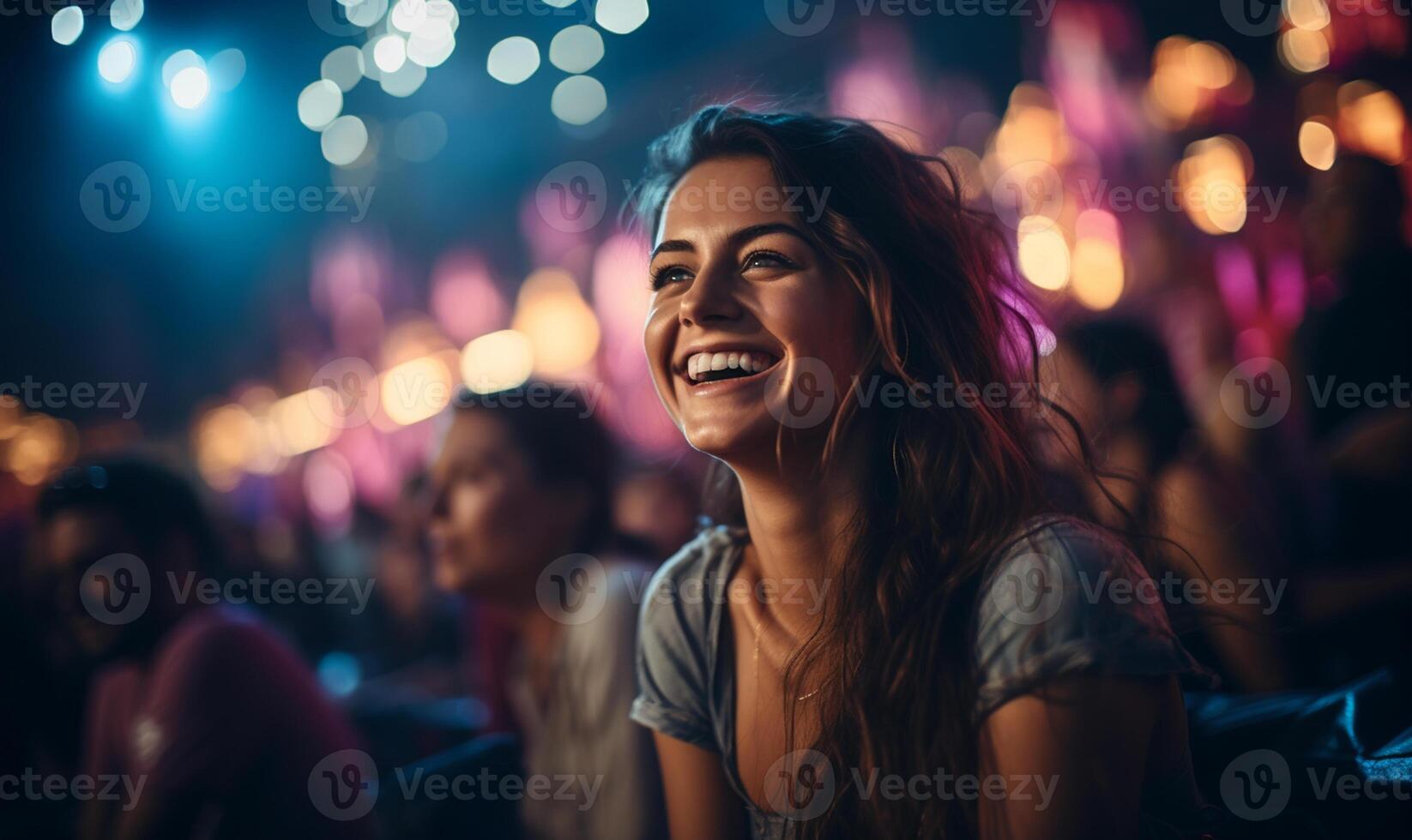 Frauen Lachen und haben ein gut Zeit beim ein Konzert beim ein Musik- Festival. ai generiert foto