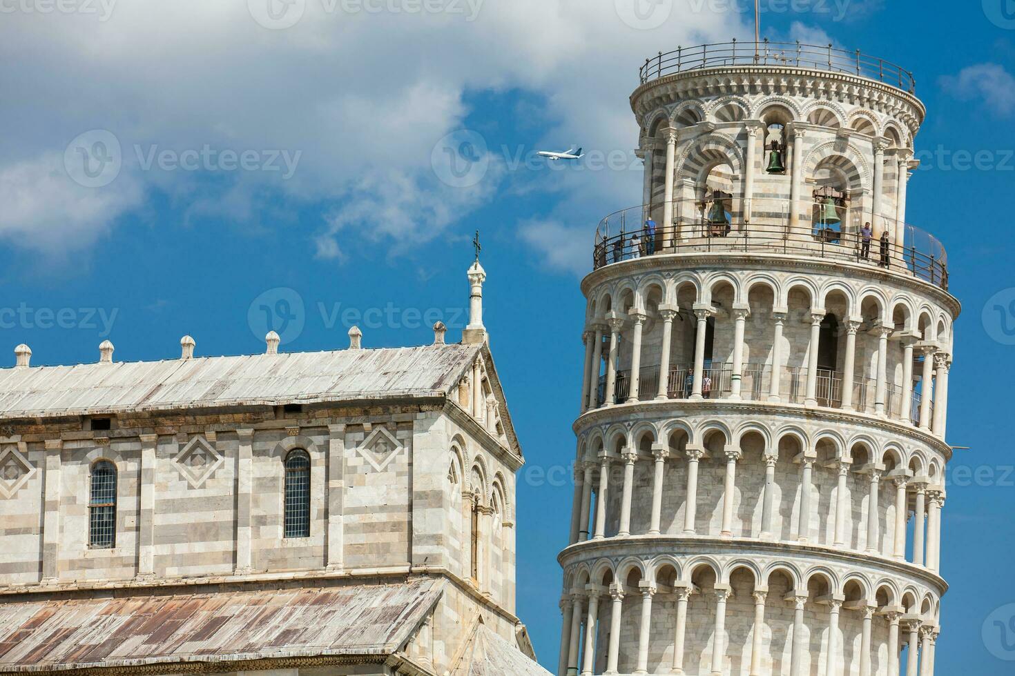 primär Metropolitan- Kathedrale von das Annahme von Maria und das gelehnt Turm von pisa foto