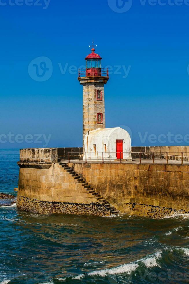 schön früh Frühling Tag beim das historisch Felgueiras Leuchtturm gebaut auf 1886 und gelegen beim Douro Fluss Mund im porto Stadt foto