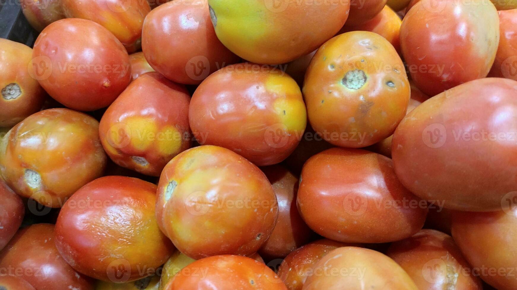 Stapel von frisch Tomaten auf das Markt foto