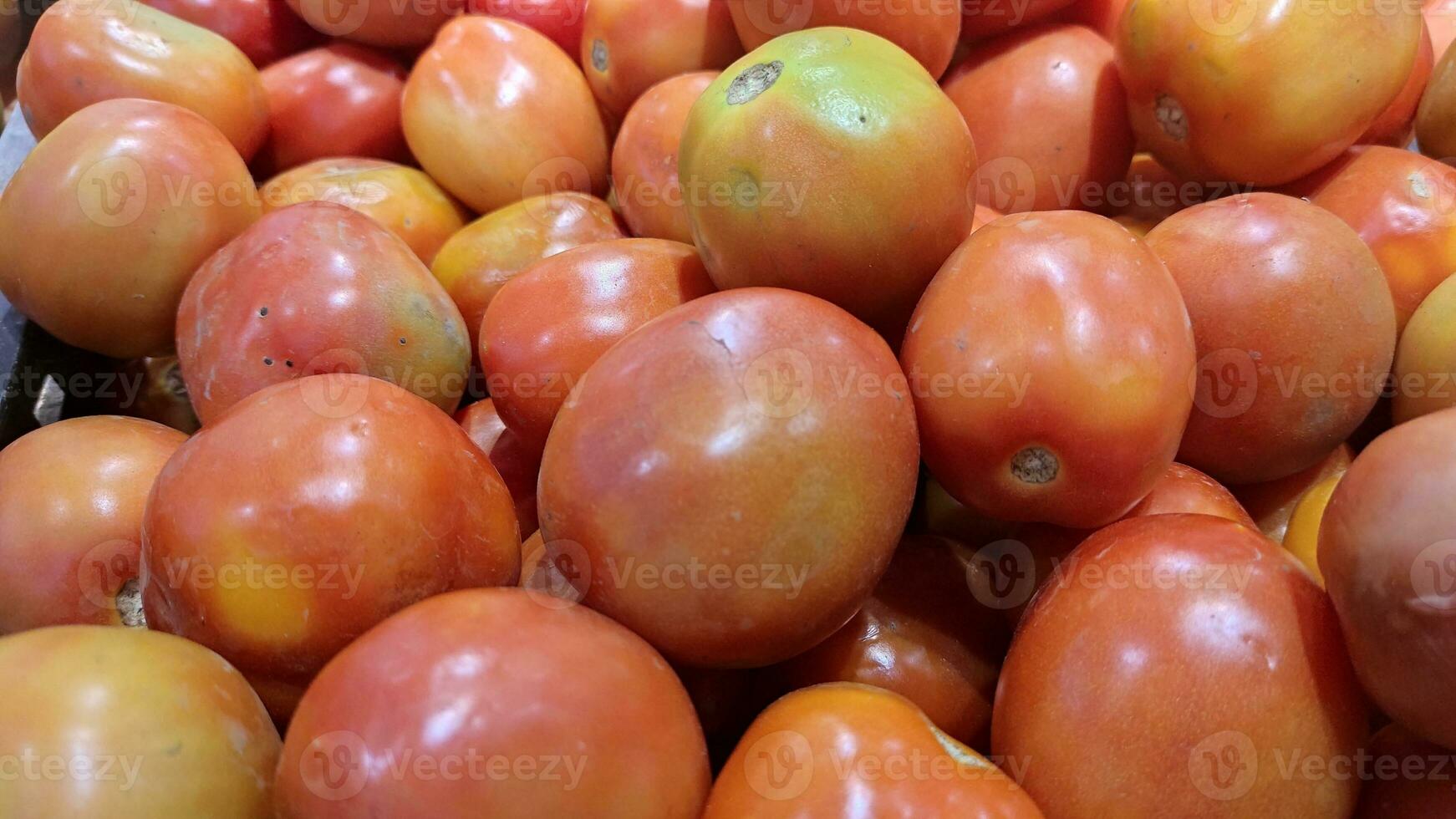 Stapel von frisch Tomaten auf das Markt foto