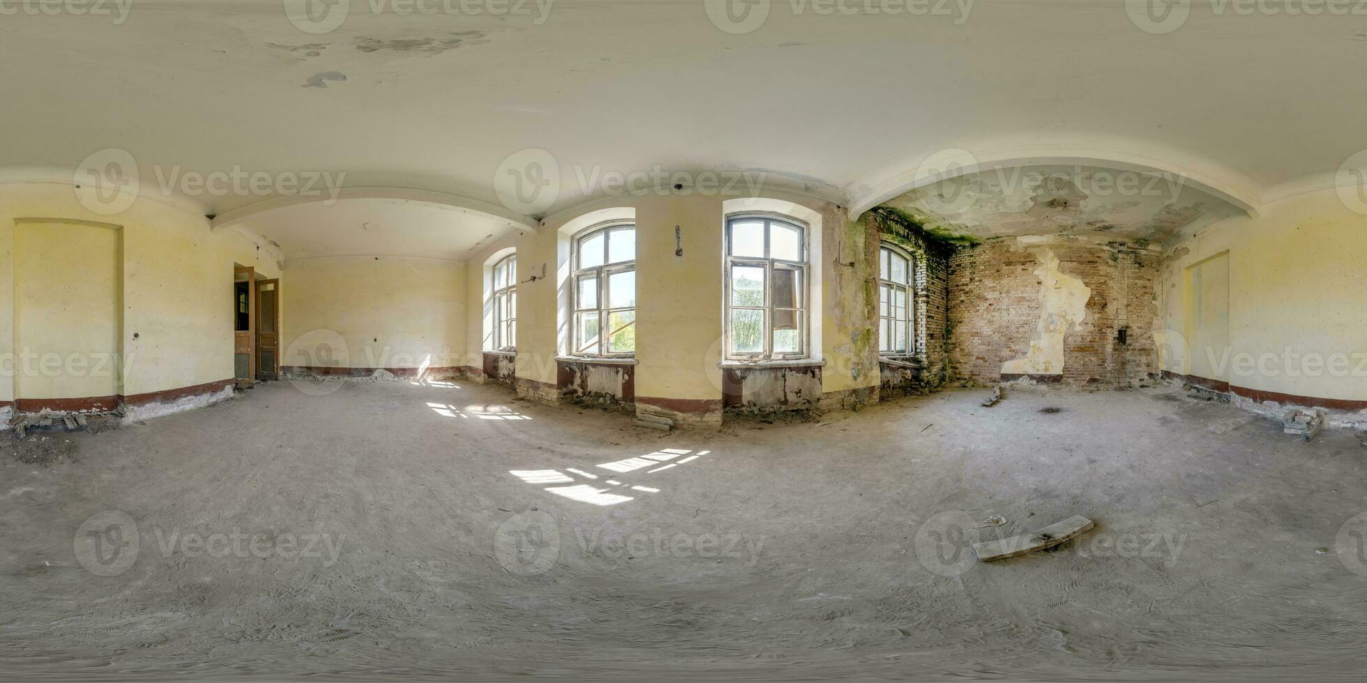 360 hdri Panorama Innerhalb leeren verlassen Beton Zimmer oder alt Gebäude im nahtlos kugelförmig im gleichwinklig Projektion, bereit ar vr virtuell Wirklichkeit Inhalt foto