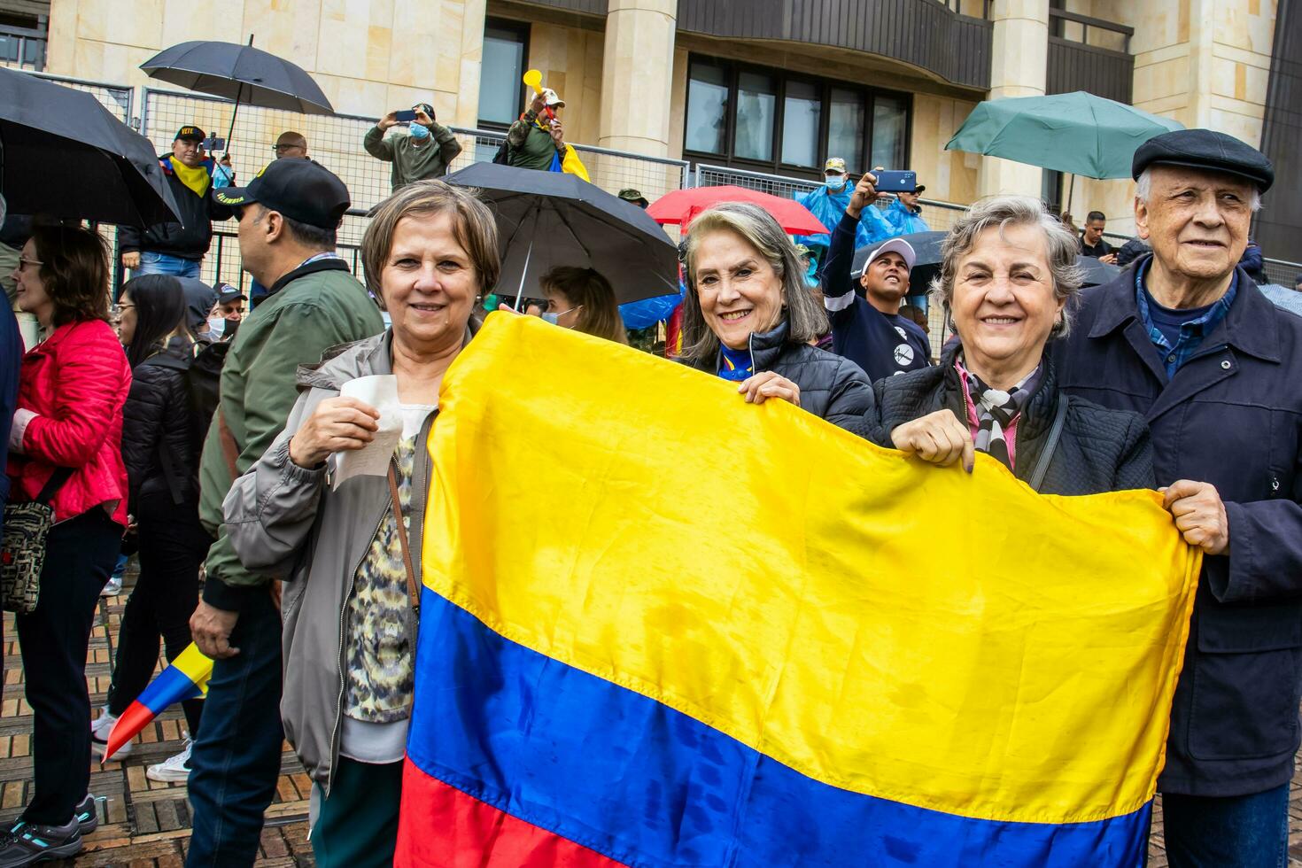 Bogotá, Kolumbien, 19 Juli 2023. friedlich Protest von das Mitglieder von das aktiv Reservieren von das Militär- und Polizei Kräfte im Bogota Kolumbien gegen das Regierung von gustavo Petro foto