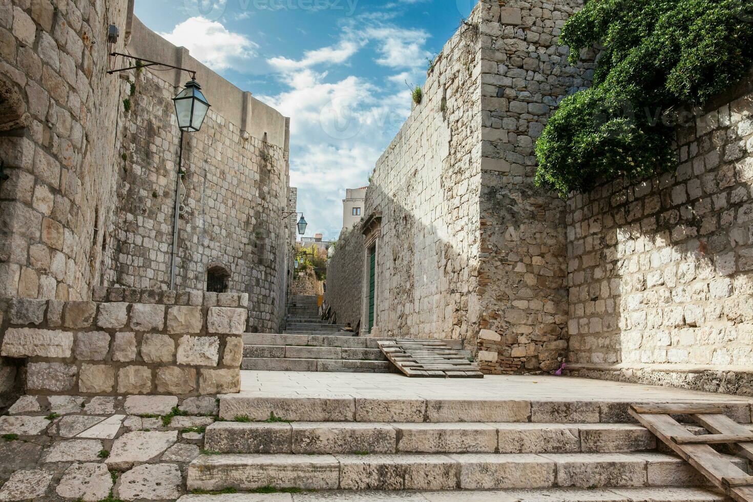 das schön Gassen beim das ummauert alt Stadt, Dorf von Dubrovnik foto