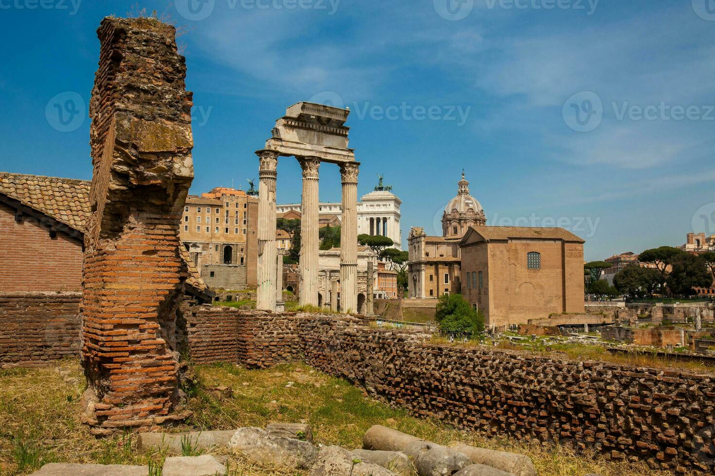 Überreste von das Tempel von Rolle und Pollux oder das diokurie beim das römisch Forum im Rom foto