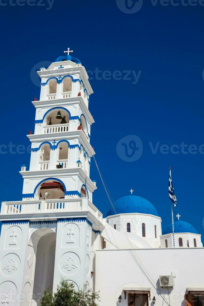 das Kirche von heilig Kreuz im das zentral Platz von perissa auf Santorini Insel foto