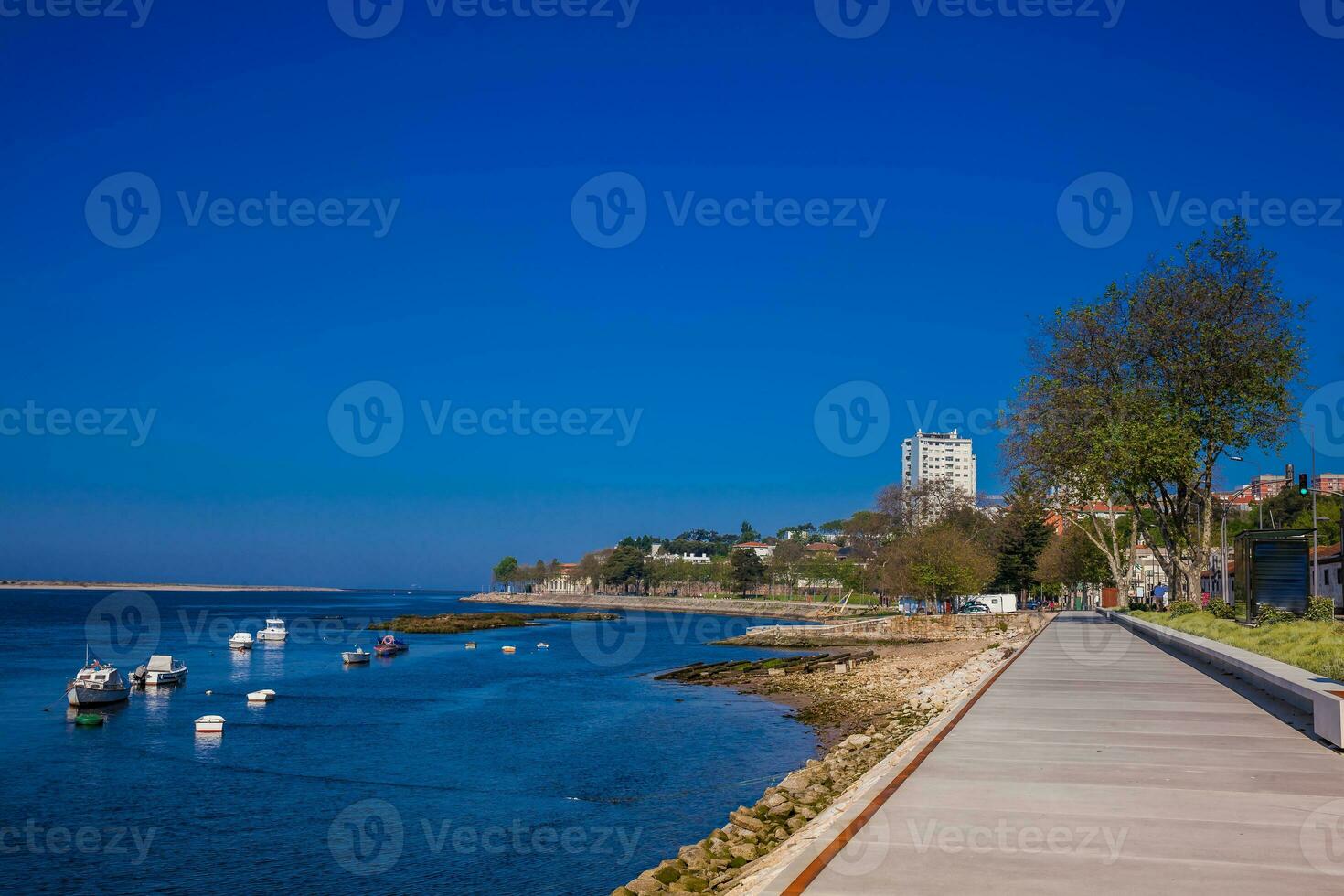 Banken von das Duero Fluss in der Nähe von es ist Mund beim porto Stadt im ein schön früh Frühling Tag foto