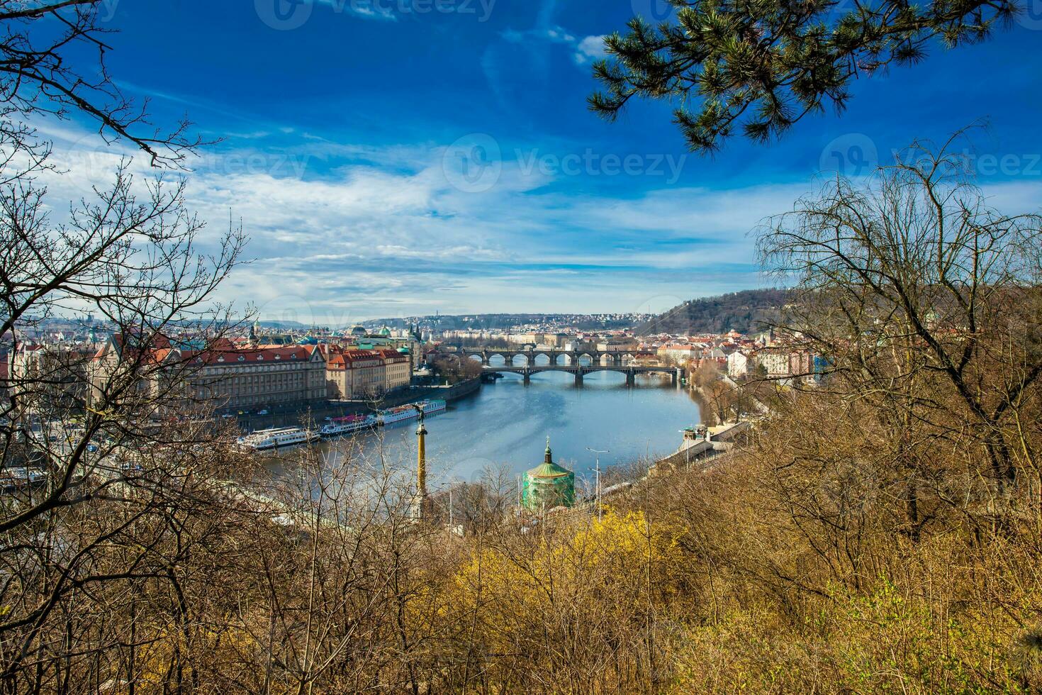 Prag Stadt gesehen von das letna Hügel im ein schön früh Frühling Tag foto