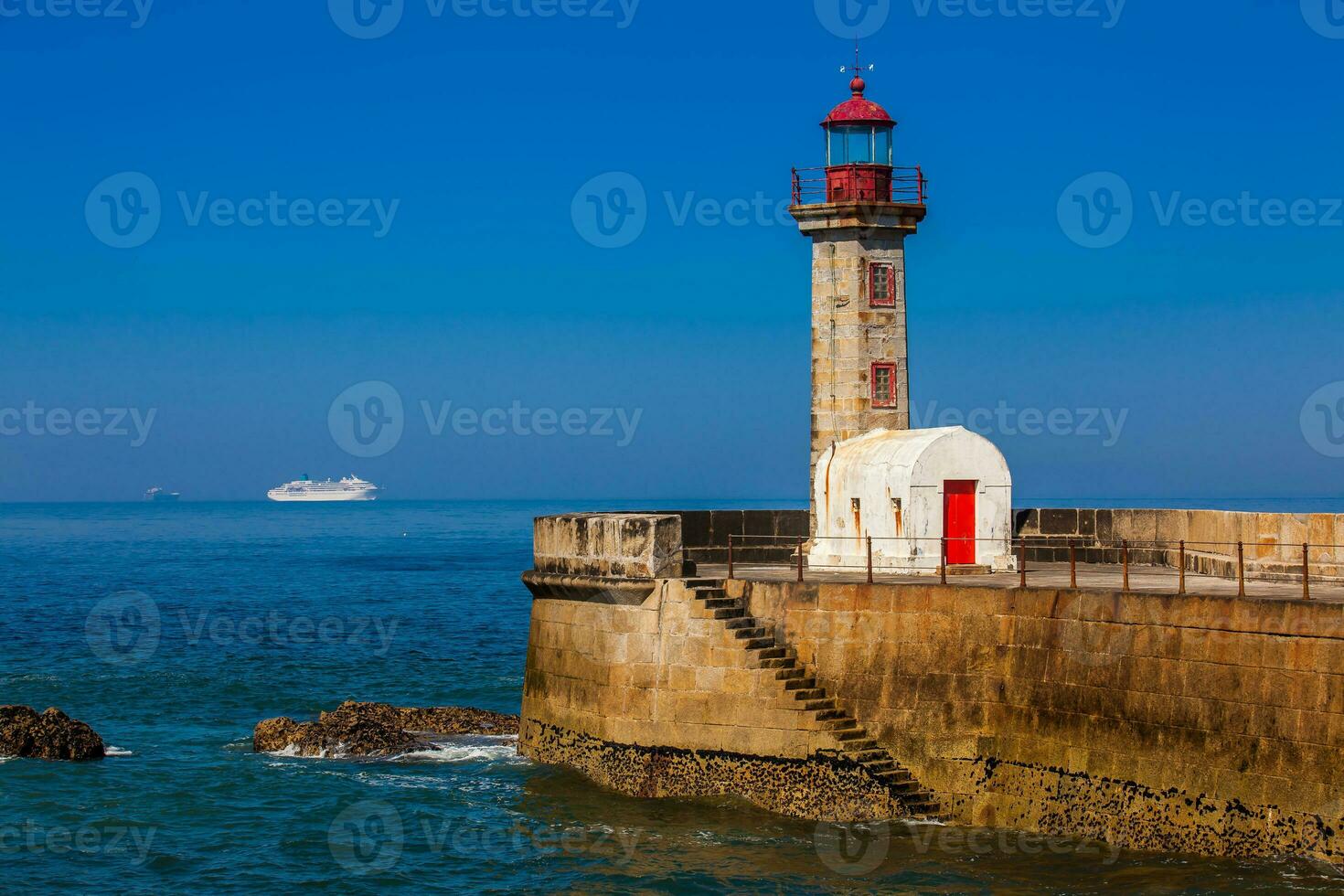 schön früh Frühling Tag beim das historisch Felgueiras Leuchtturm gebaut auf 1886 und gelegen beim Douro Fluss Mund im porto Stadt foto