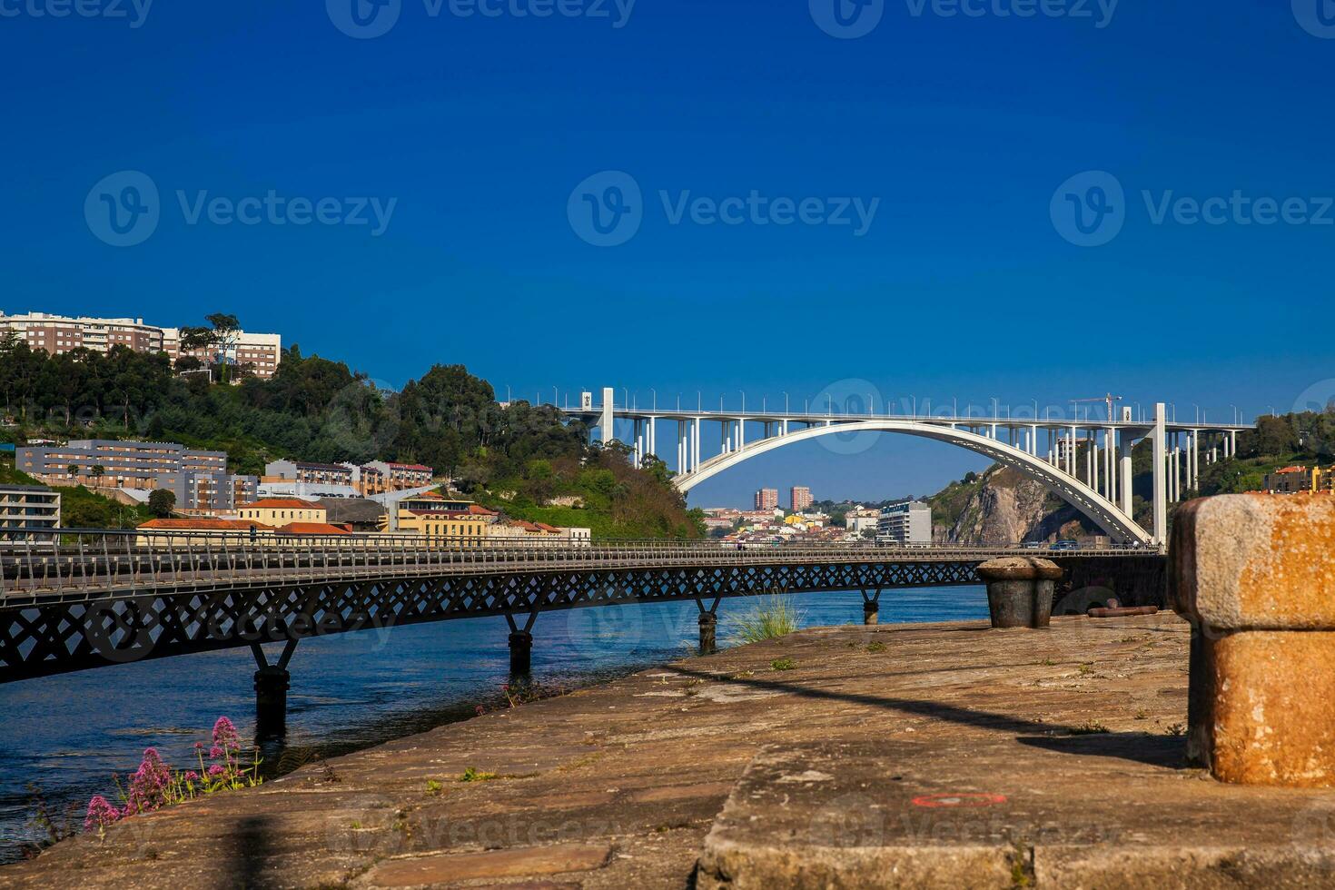 Aussicht von das cais das pedras Viadukt im porto foto