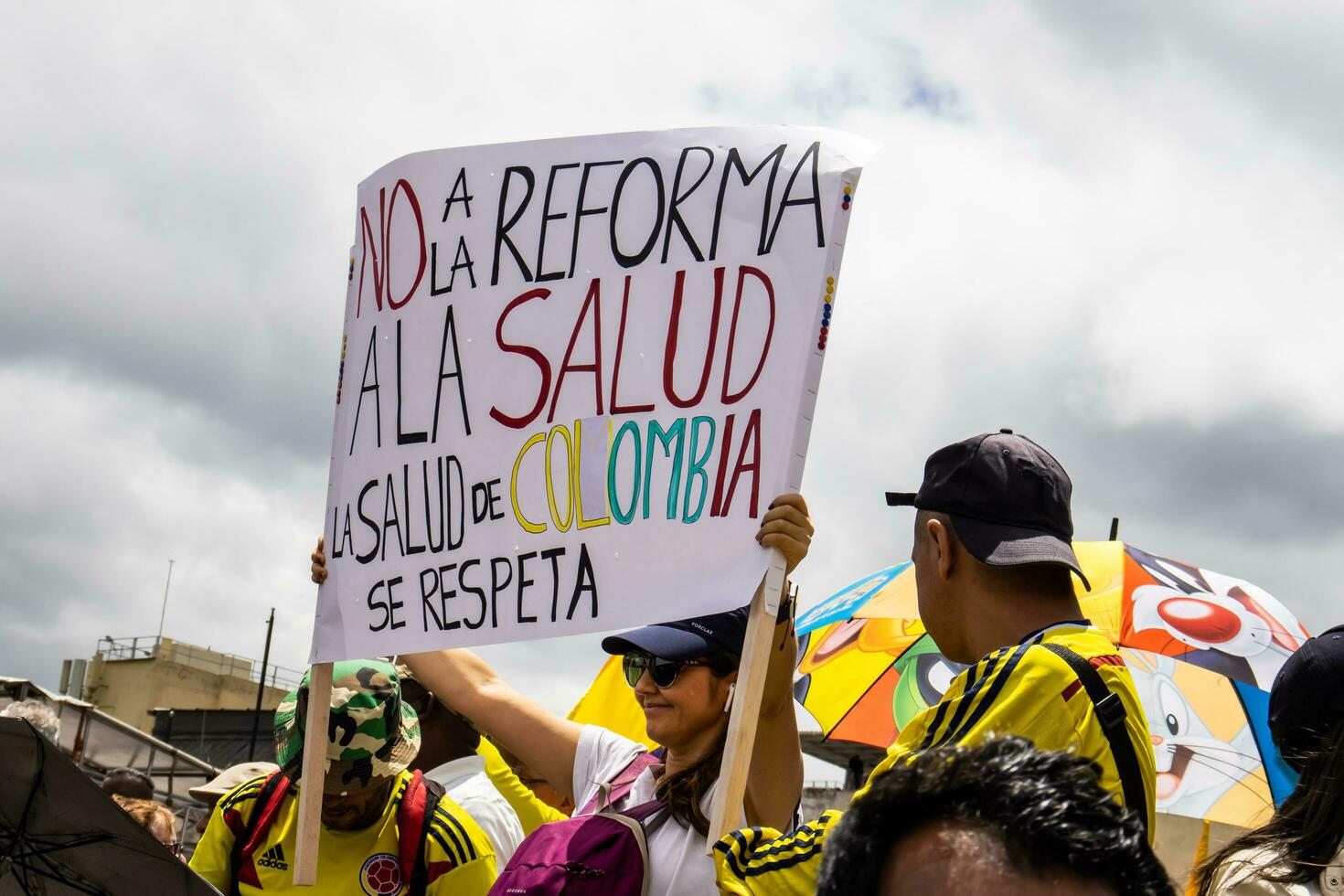 Bogotá, Kolumbien, Juni 2023, friedlich Protest Märsche gegen das Regierung von gustavo Petro namens la Marcha de la Bürgermeister foto