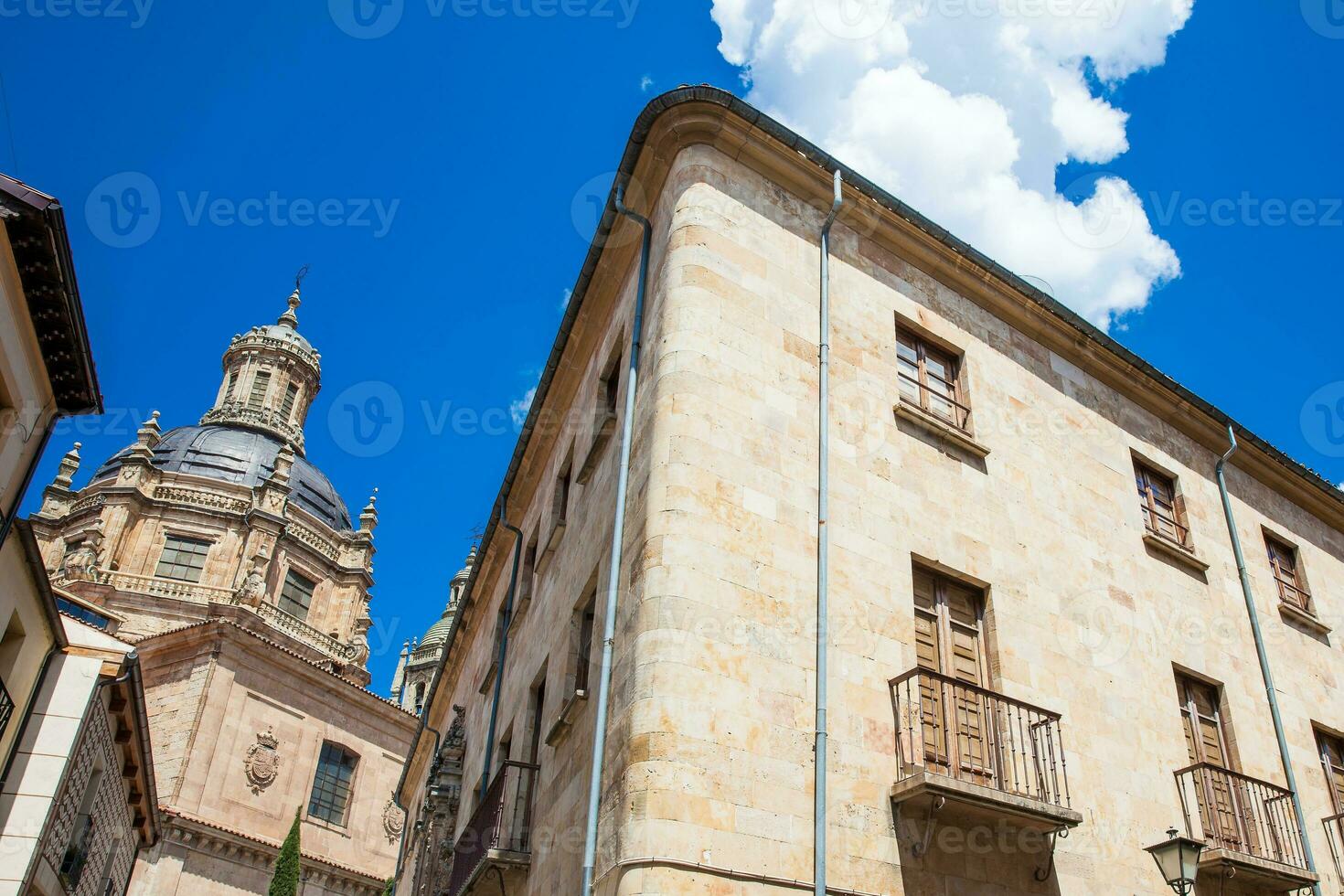 schön die Architektur von das Gebäude im das alt Stadt von Salamanca einschließlich das Kuppel von la clerencia gesehen von das Libreros Straße foto