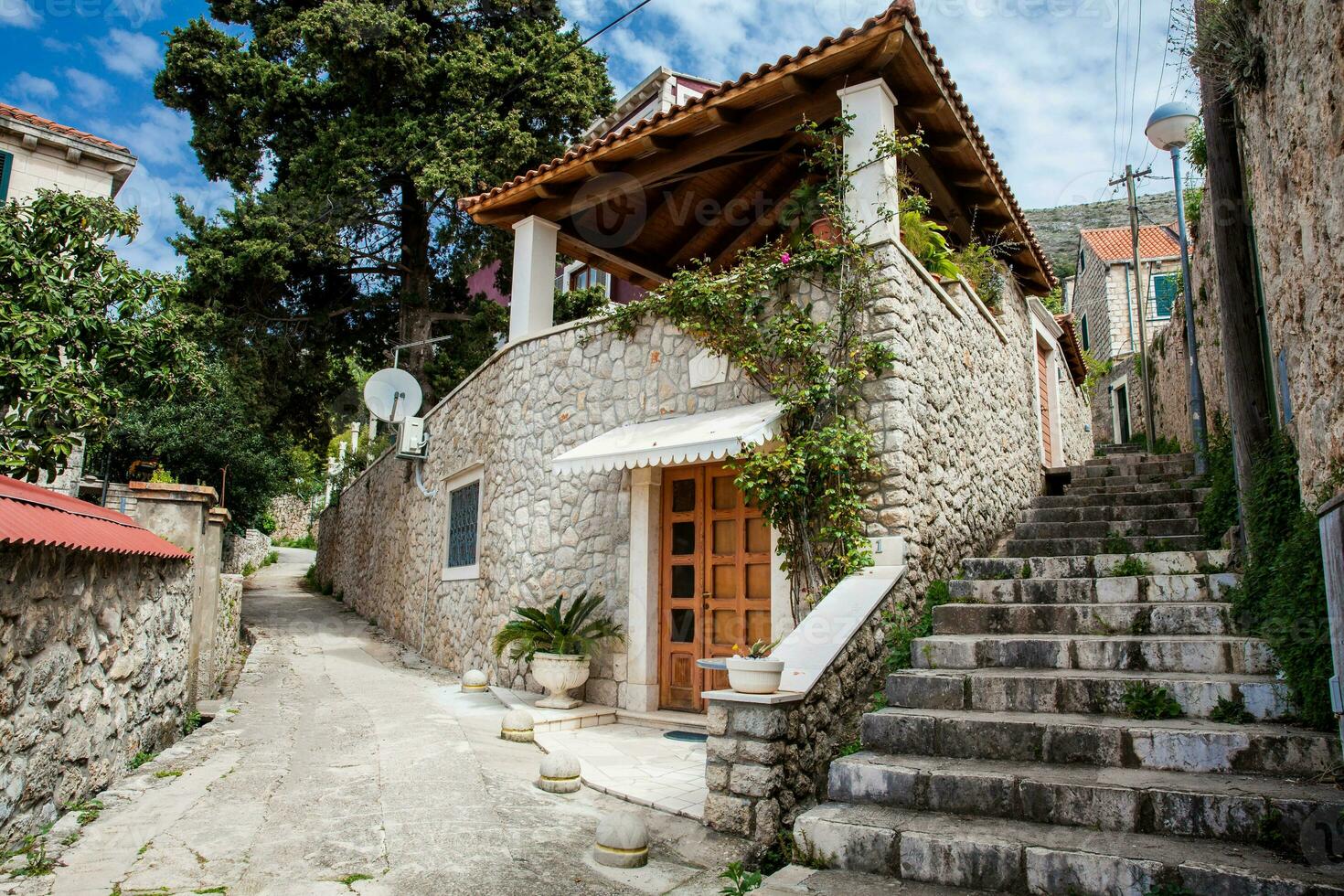 das schön steil Gassen beim das alt Stadt, Dorf von Dubrovnik foto