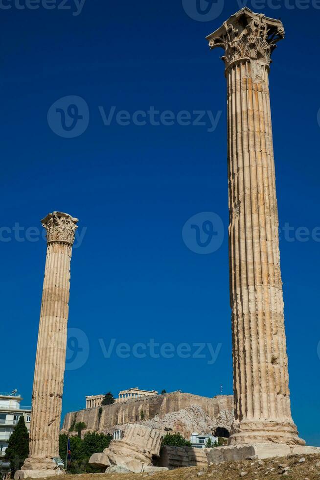 Ruinen von das Tempel von olympisch Zeus ebenfalls bekannt wie das olympion und das Akropolis beim das Center von das Athen Stadt im Griechenland foto