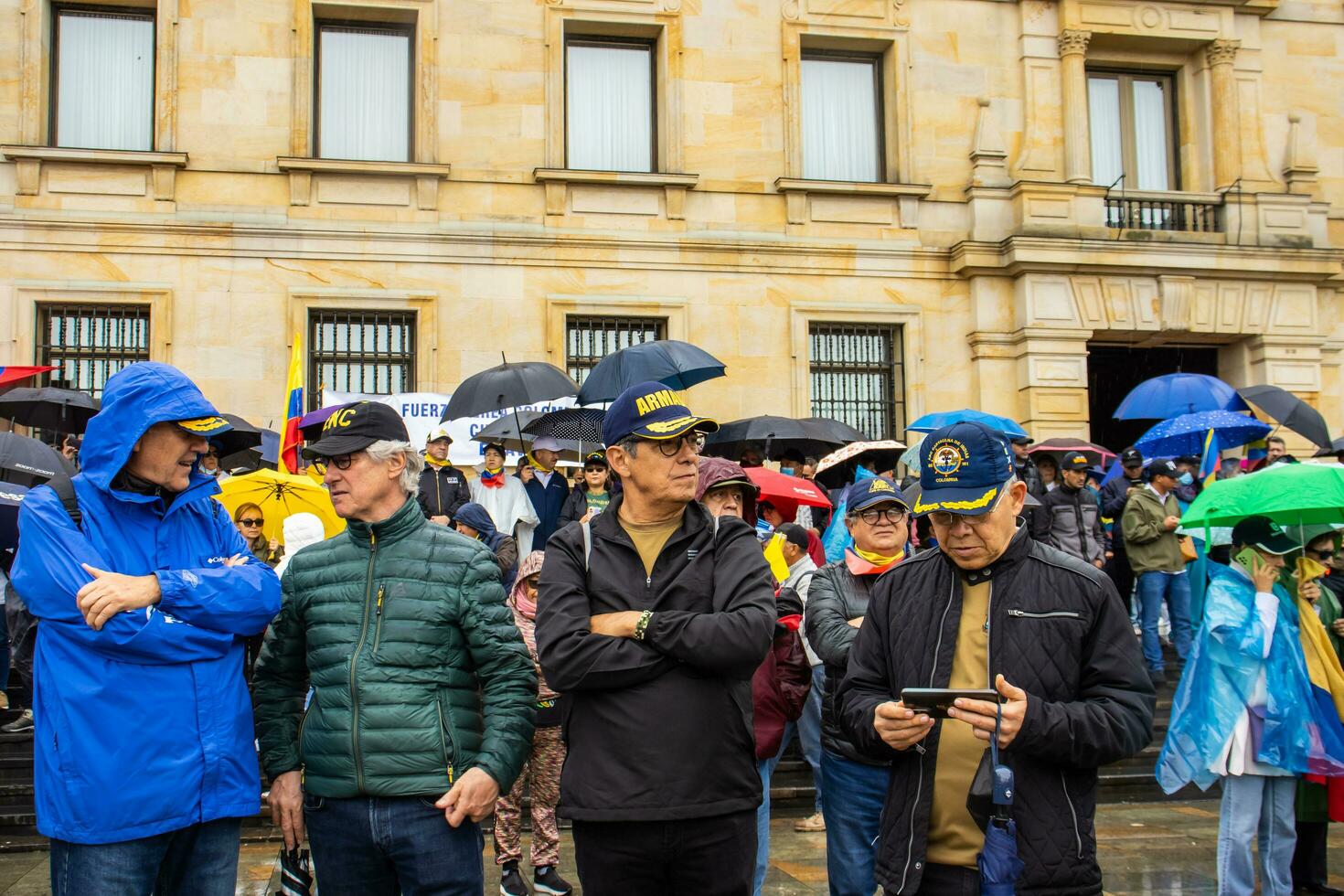 Bogotá, Kolumbien, 19 Juli 2023. friedlich Protest von das Mitglieder von das aktiv Reservieren von das Militär- und Polizei Kräfte im Bogota Kolumbien gegen das Regierung von gustavo Petro foto