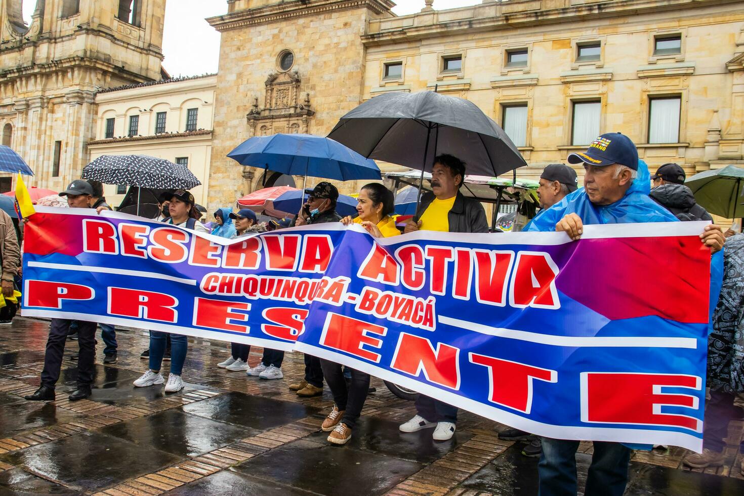 Bogotá, Kolumbien, 19 Juli 2023. friedlich Protest von das Mitglieder von das aktiv Reservieren von das Militär- und Polizei Kräfte im Bogota Kolumbien gegen das Regierung von gustavo Petro foto