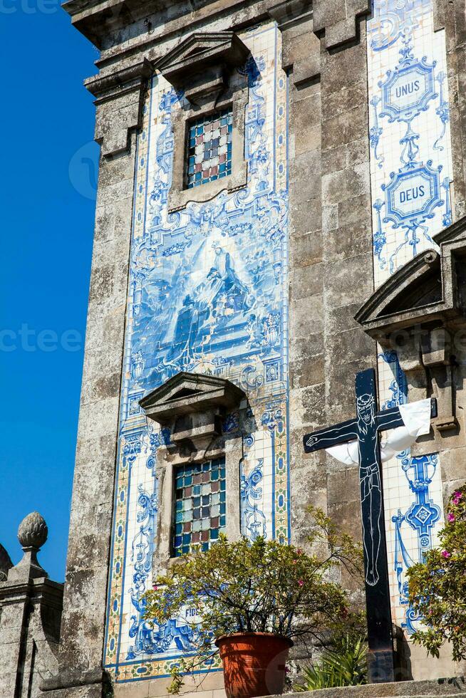 Detail von das azulejo Fliesenarbeit von das historisch igreja de Santo ildefonso ein achtzehntes Jahrhundert Kirche im das Stadt von porto im Portugal foto