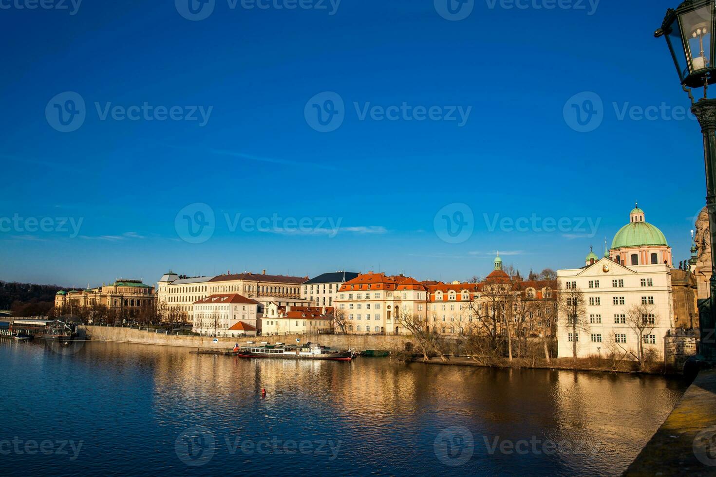 golden Licht Über das schön alt Stadt, Dorf von Prag Stadt während Sonnenuntergang beim früh Frühling gesehen von Charles Brücke foto