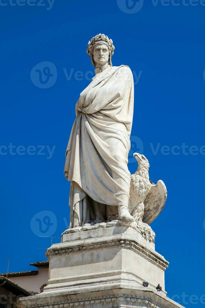 das Statue von dante Alighieri aufgerichtet im 1865 beim Piazza Santa croce im Florenz foto