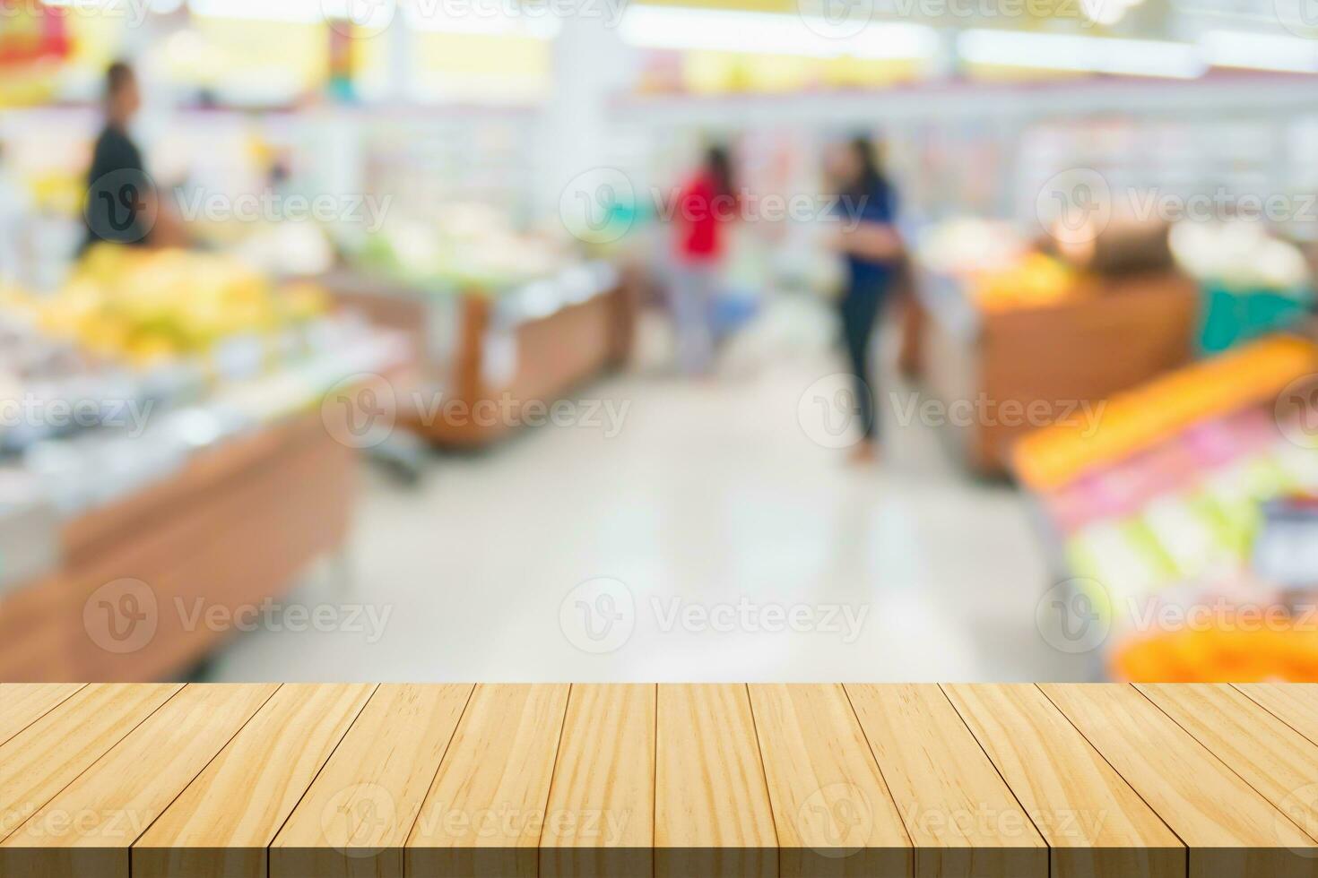 leeren Holz Tabelle oben mit Supermarkt verschwommen Hintergrund zum Produkt Anzeige foto