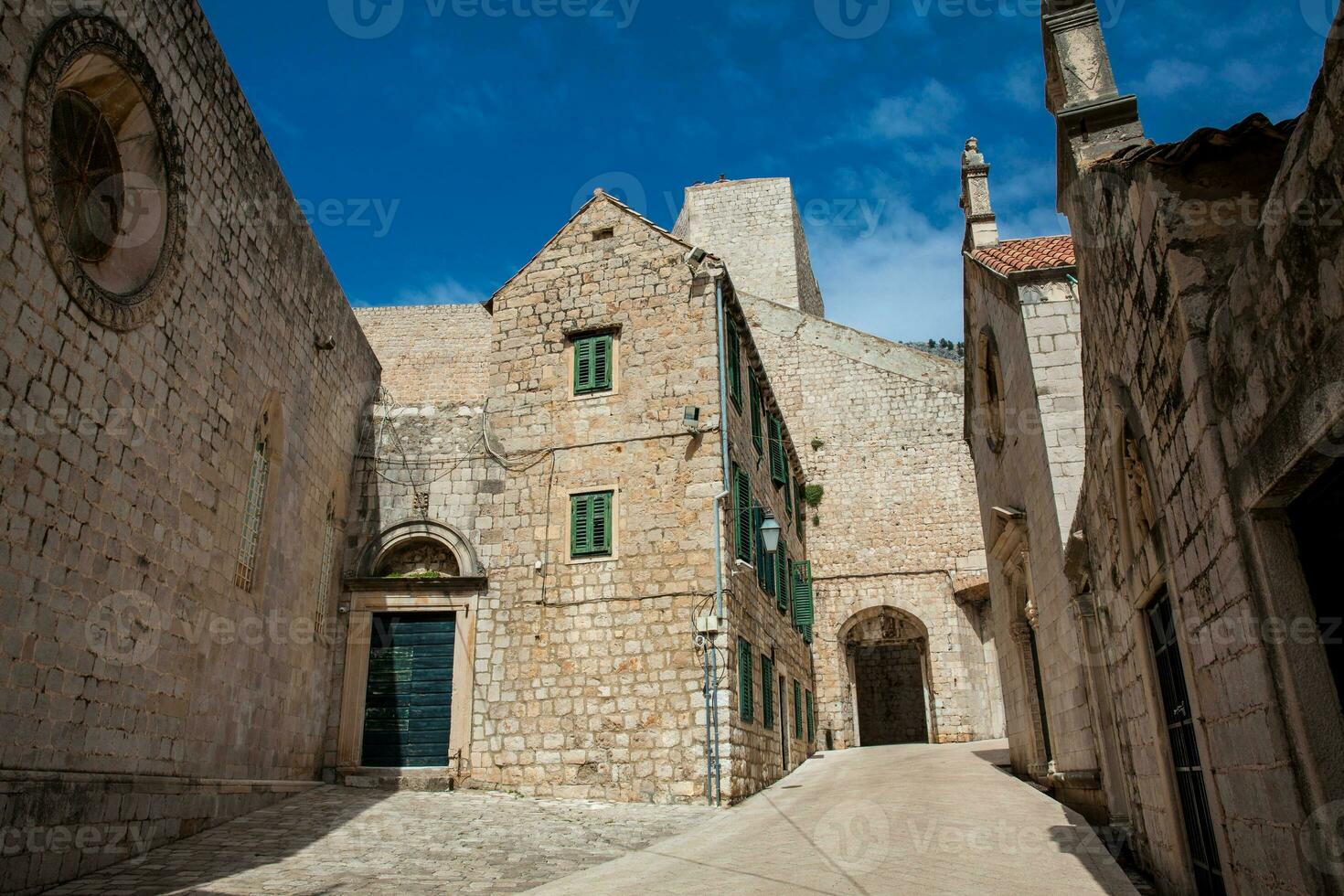 das schön Gassen beim das ummauert alt Stadt, Dorf von Dubrovnik foto