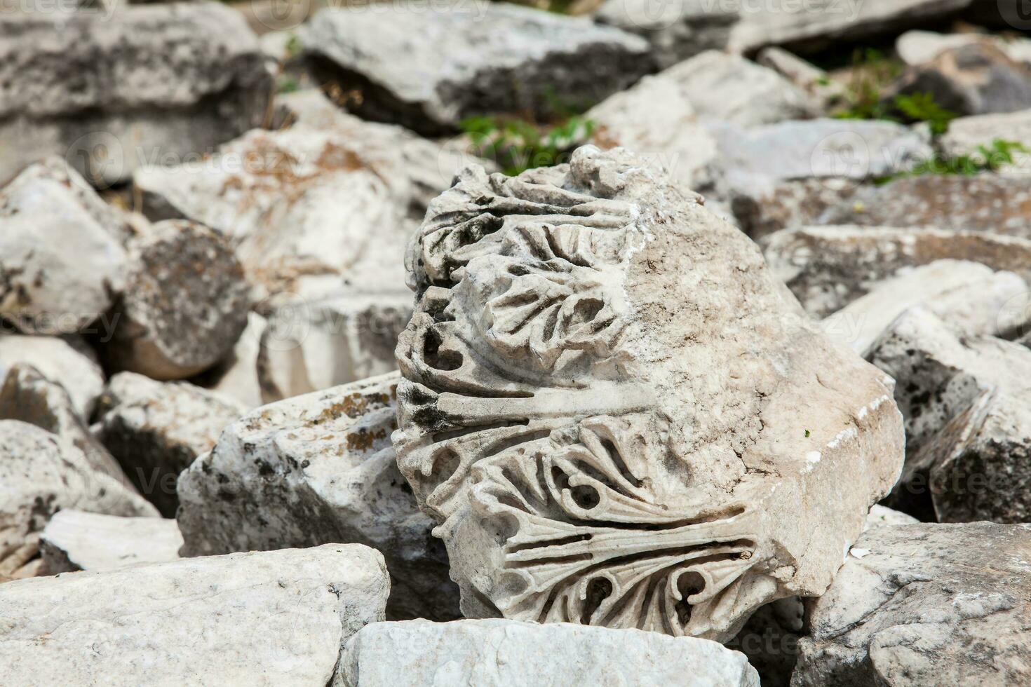 Detail von das Schnitzereien beim das uralt Ruinen auf das römisch Agora gelegen zu das Norden von das Akropolis im Athen foto