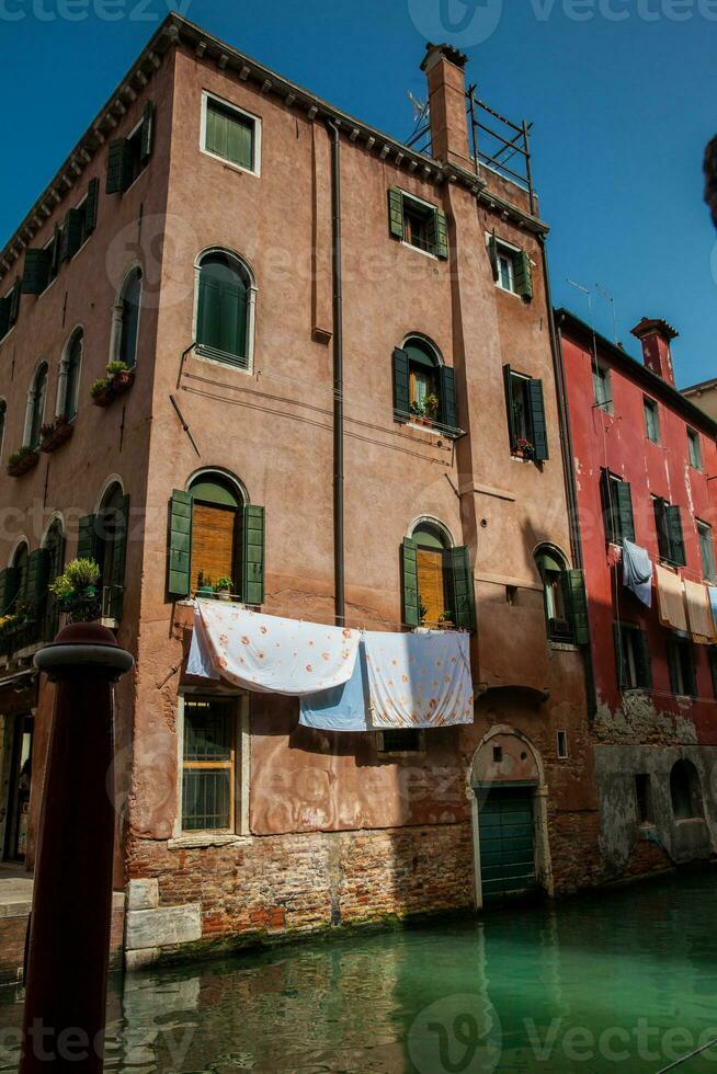 das malerisch Kanäle von das schön Venedig Stadt foto