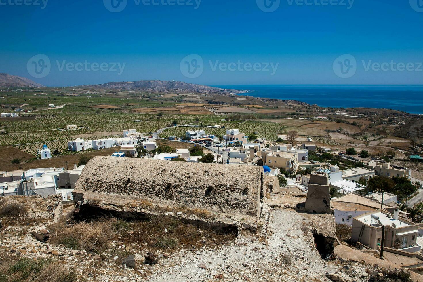 Aussicht von das Ruinen von das Schloss von Akrotiri ebenfalls bekannt wie Goulas oder la Ponta, ein ehemalige venezianisch Schloss auf das Insel von Santorini foto
