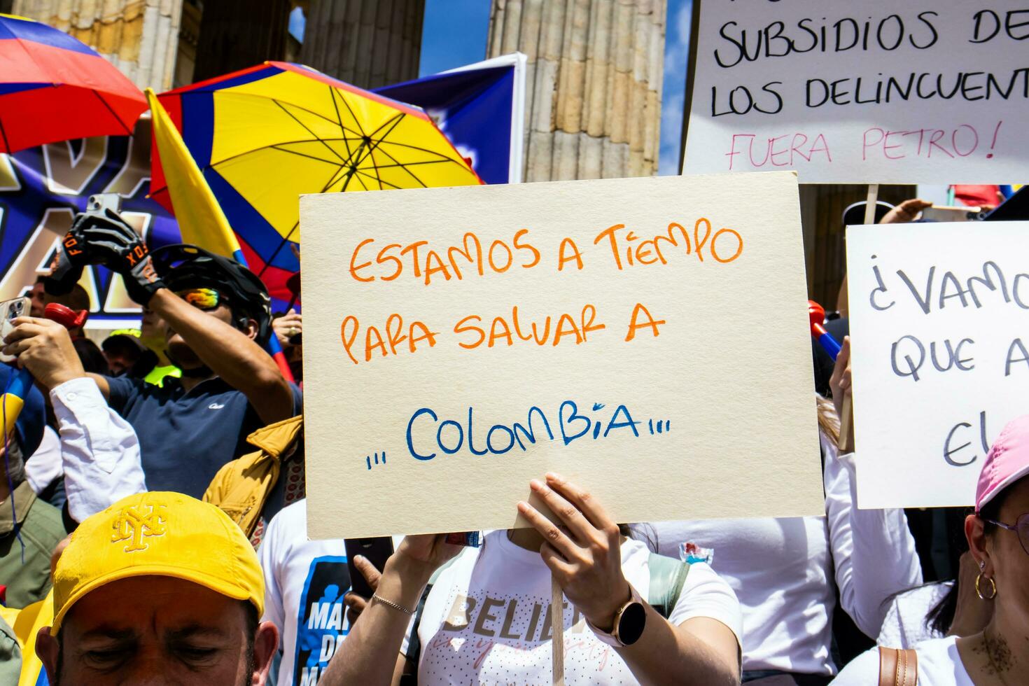 Bogotá, Kolumbien, Juni 2023, friedlich Protest Märsche gegen das Regierung von gustavo Petro namens la Marcha de la Bürgermeister foto