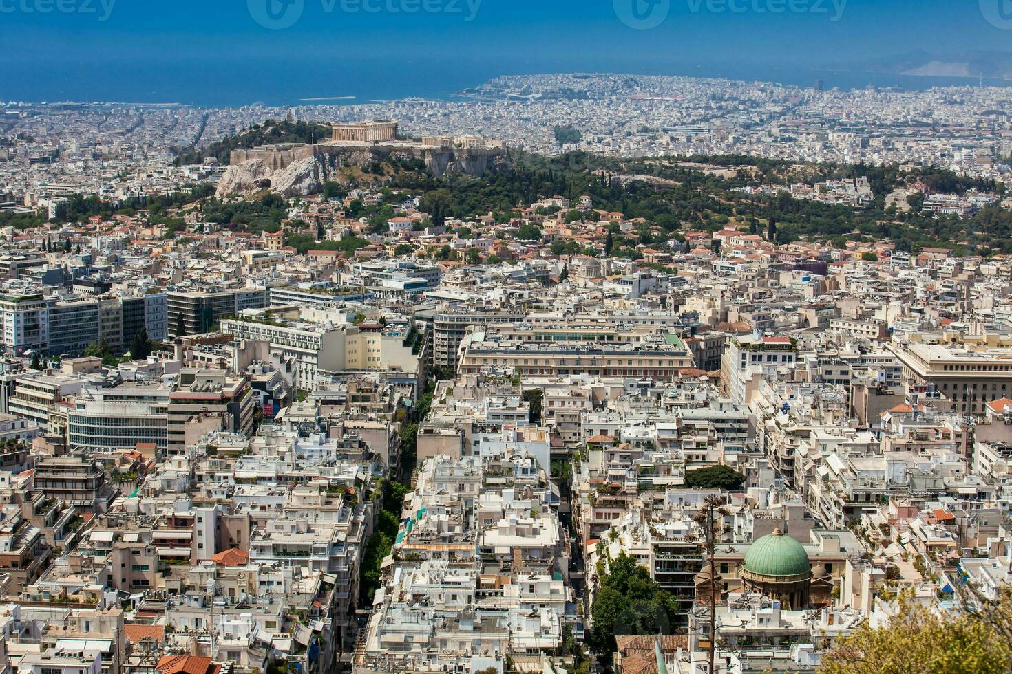 das Stadt von Athen gesehen von das montieren Lycabettus ein Kreide- Kalkstein Hügel foto