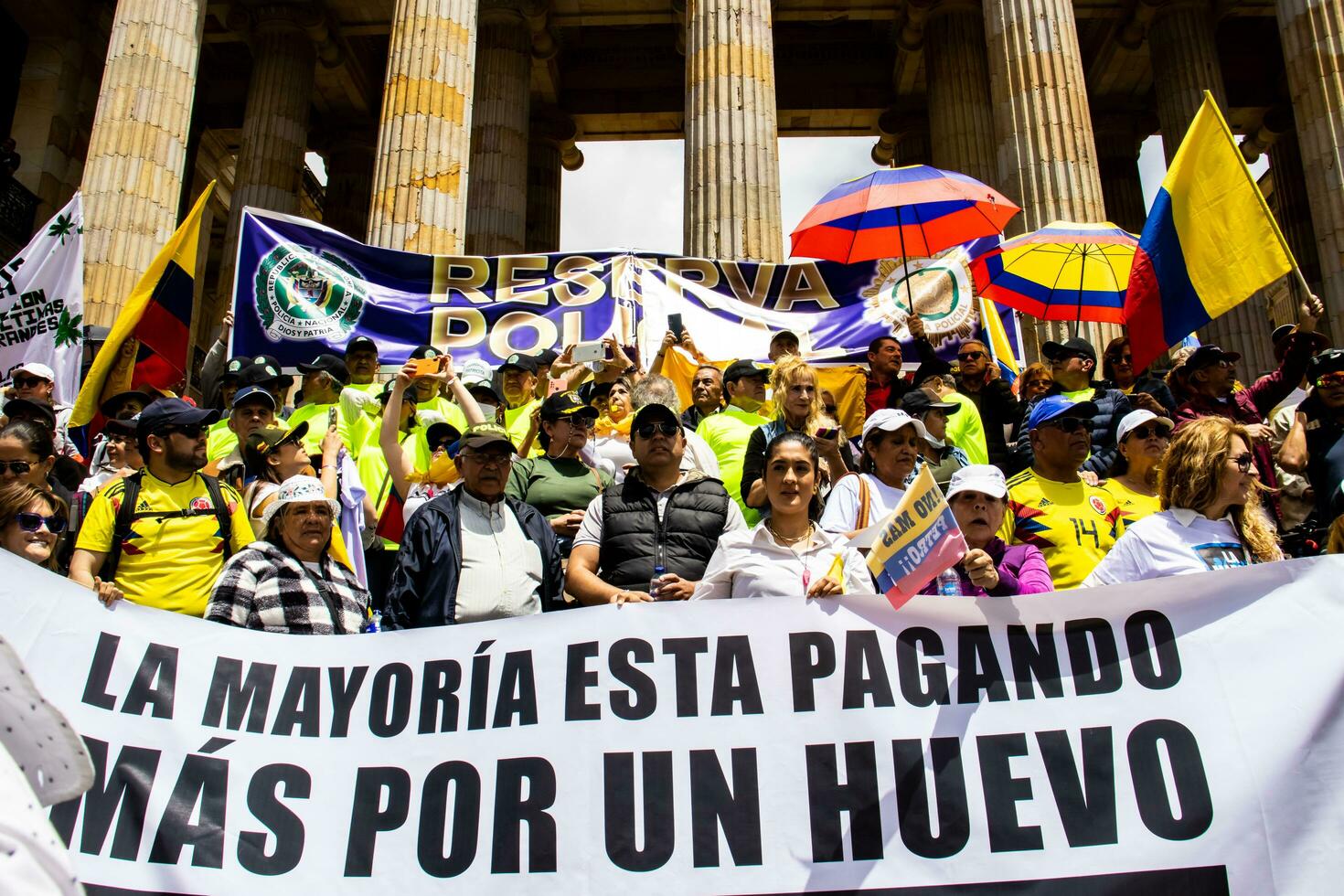 Bogotá, Kolumbien, Juni 2023, friedlich Protest Märsche gegen das Regierung von gustavo Petro namens la Marcha de la Bürgermeister foto