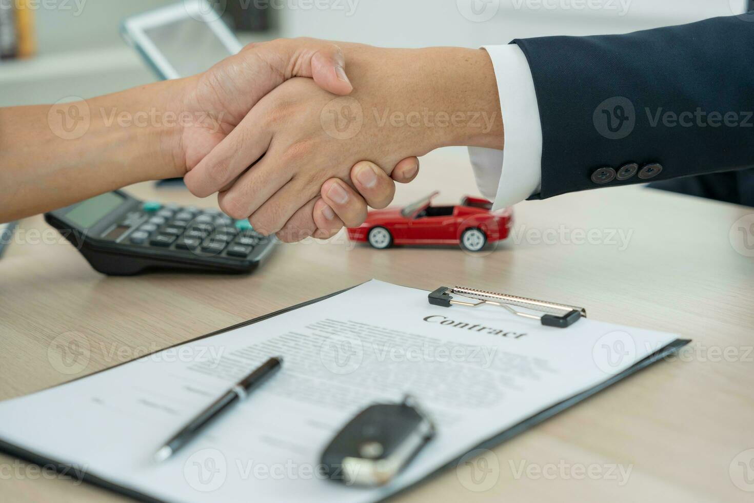 mieten, Vermietung Auto, verkaufen, besorgen. Händler Shake Hand Kunde zum Neu Wagen. Verkauf, Darlehen Anerkennung finanziell, Miete Fahrzeug, Versicherung, mieten, Verkäufer, Händler, Rate, Auto Pflege Geschäft foto