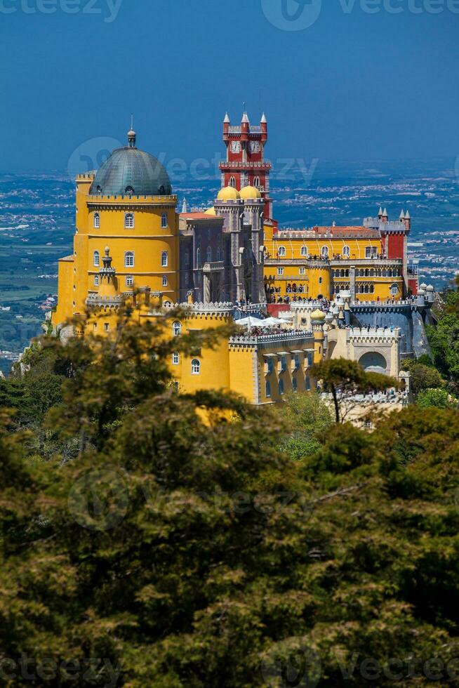 das Pena Palast gesehen von das Gardens von Pena Park beim das Gemeinde von sintra foto