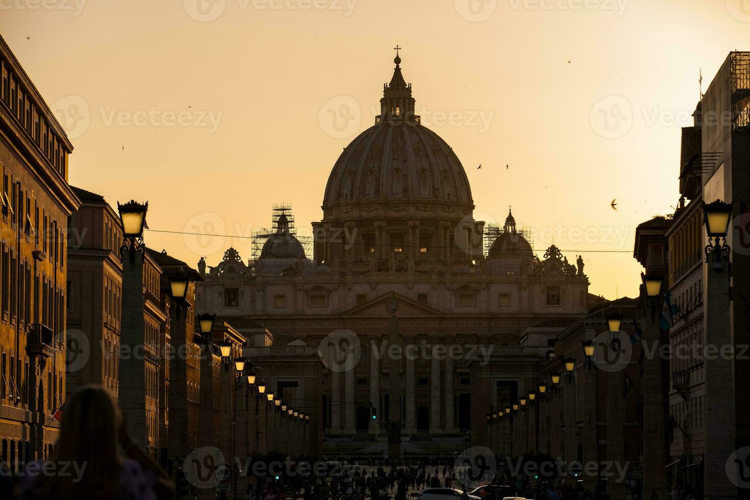 das Sonnenuntergang Stürze Über das schön konstantinisch Basilika von st. Peter beim das Vatikan Stadt foto