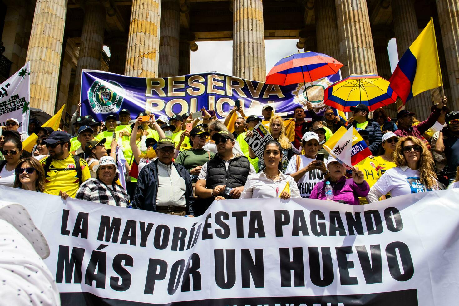 Bogotá, Kolumbien, Juni 2023, friedlich Protest Märsche gegen das Regierung von gustavo Petro namens la Marcha de la Bürgermeister foto