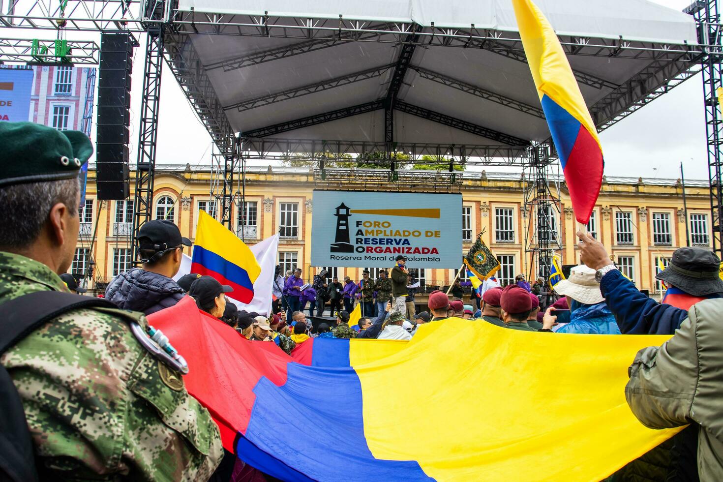 Bogotá, Kolumbien, 19 Juli 2023. friedlich Protest von das Mitglieder von das aktiv Reservieren von das Militär- und Polizei Kräfte im Bogota Kolumbien gegen das Regierung von gustavo Petro foto