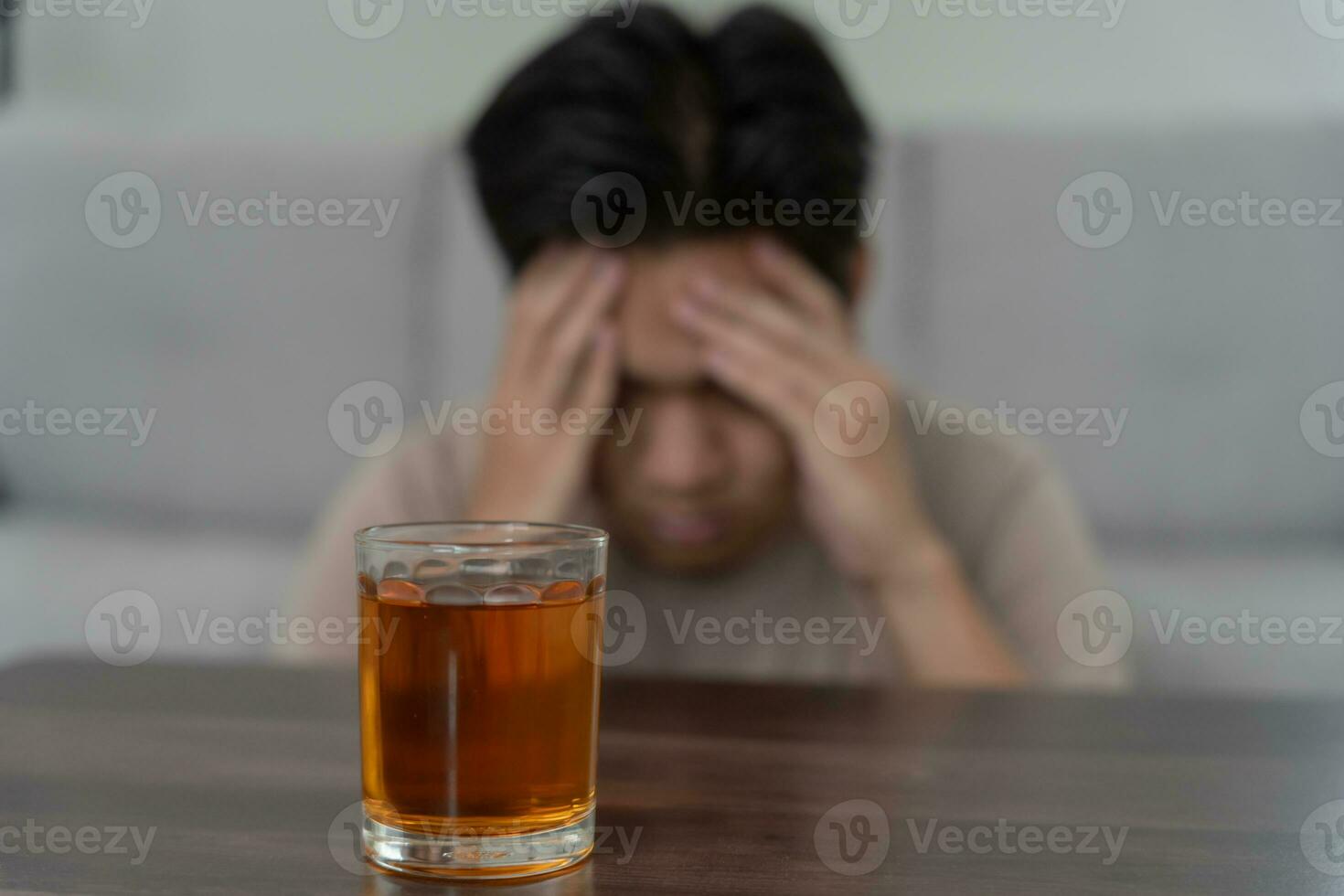 deprimiert jung asiatisch Mann süchtig Gefühl Schlecht Trinken Whiskey allein beim heim, betont frustriert einsam Trinken Alkohol leidet von problematisch Alkohol, Alkoholismus, Leben und Familie Probleme foto