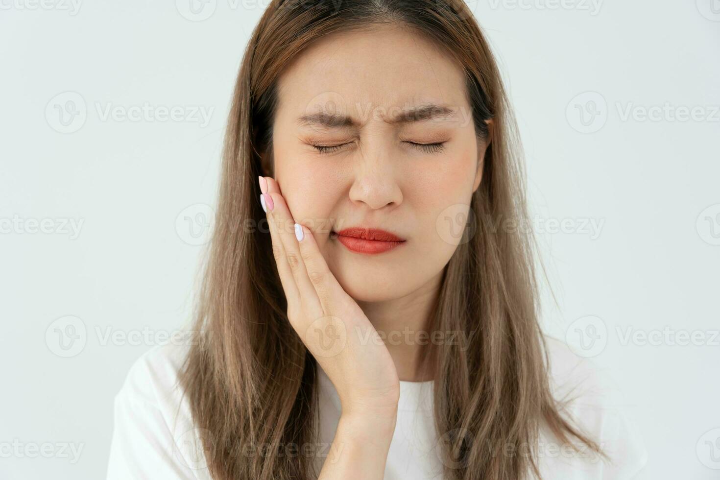 asiatisch Frau Gefühl Zahnschmerzen von Zahnfleischentzündung, weiblich leiden Zahn, zerfallen Probleme, Dental Pflege. empfindlich Zahn, zerfallen Problem, Schlecht Atem, Zahnfleisch Rezession, Oral Hygiene Anweisung, Zahn Extraktion foto