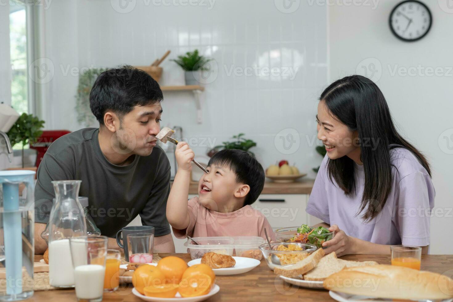 Aktivitäten zusammen während das Feiertage. Eltern und Kinder sind haben ein Mahlzeit zusammen während das Feiertage. Neu Zuhause zum Familie auf Morgen, genießen, Wochenende, unbesetzt, Familie Zeit, glücklich. foto