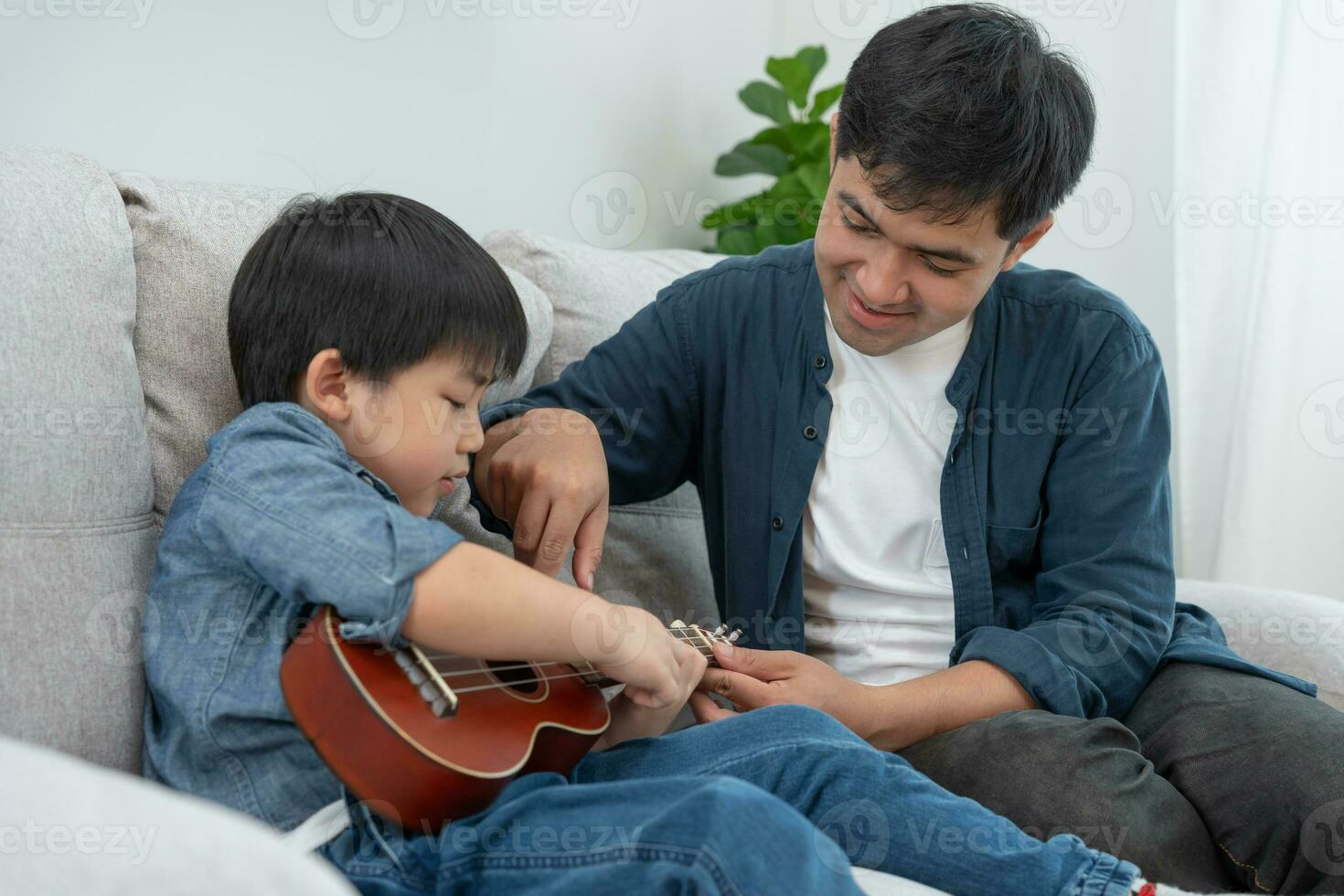 glücklich Single Vater spielen Lernen Musik- mit das wenig Junge. komisch Familie ist glücklich und aufgeregt im das Haus. Vater und Sohn haben Spaß Ausgaben Zeit zusammen. vakant Zeit, Urlaub foto