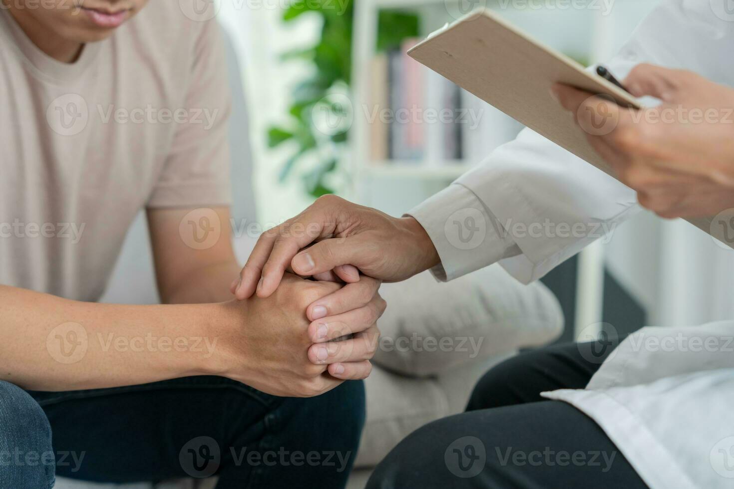 Psychiater halt Hand Unterstützung jeder während diskutieren Familie Themen. Arzt ermutigt und Empathie Frau leidet Depression. psychologisch, speichern Scheidung, Hand im Hand zusammen, Vertrauen, Pflege foto