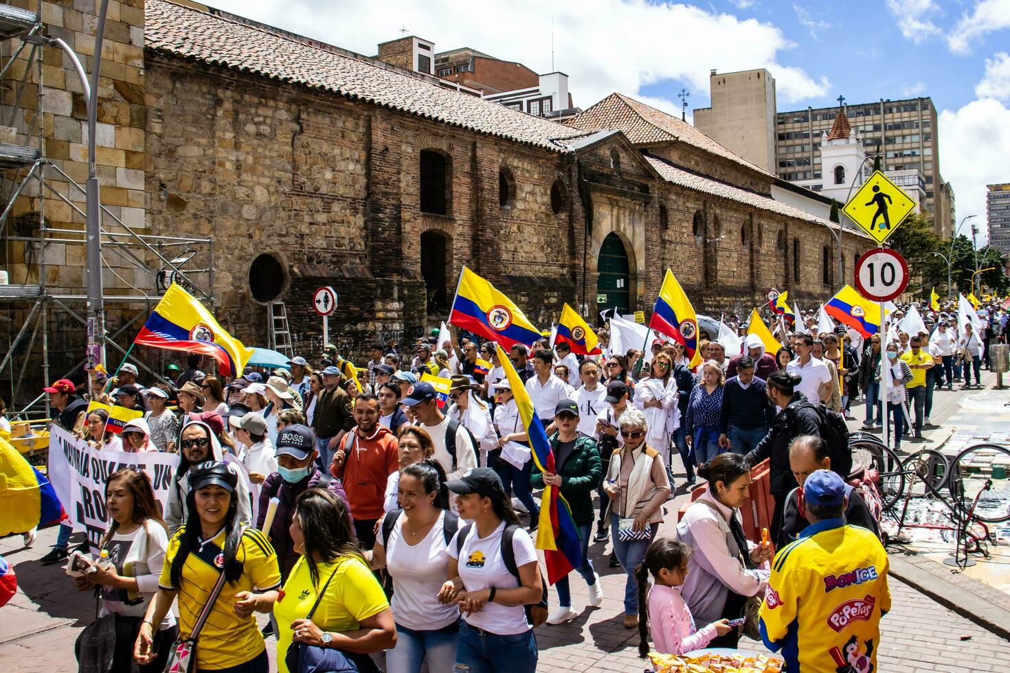 Bogotá, Kolumbien, Juni 2023, friedlich Protest Märsche gegen das Regierung von gustavo Petro namens la Marcha de la Bürgermeister foto