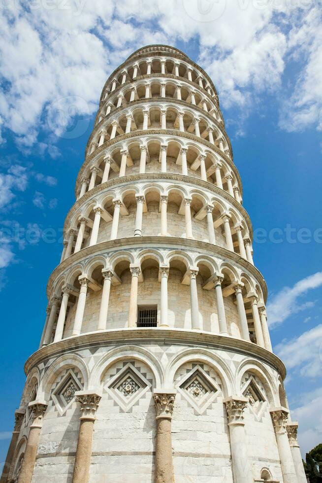 das gelehnt Turm von pisa im ein schön früh Frühling Tag foto