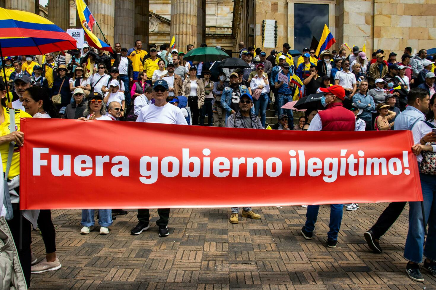 Bogotá, Kolumbien, Juni 2023, friedlich Protest Märsche gegen das Regierung von gustavo Petro namens la Marcha de la Bürgermeister foto