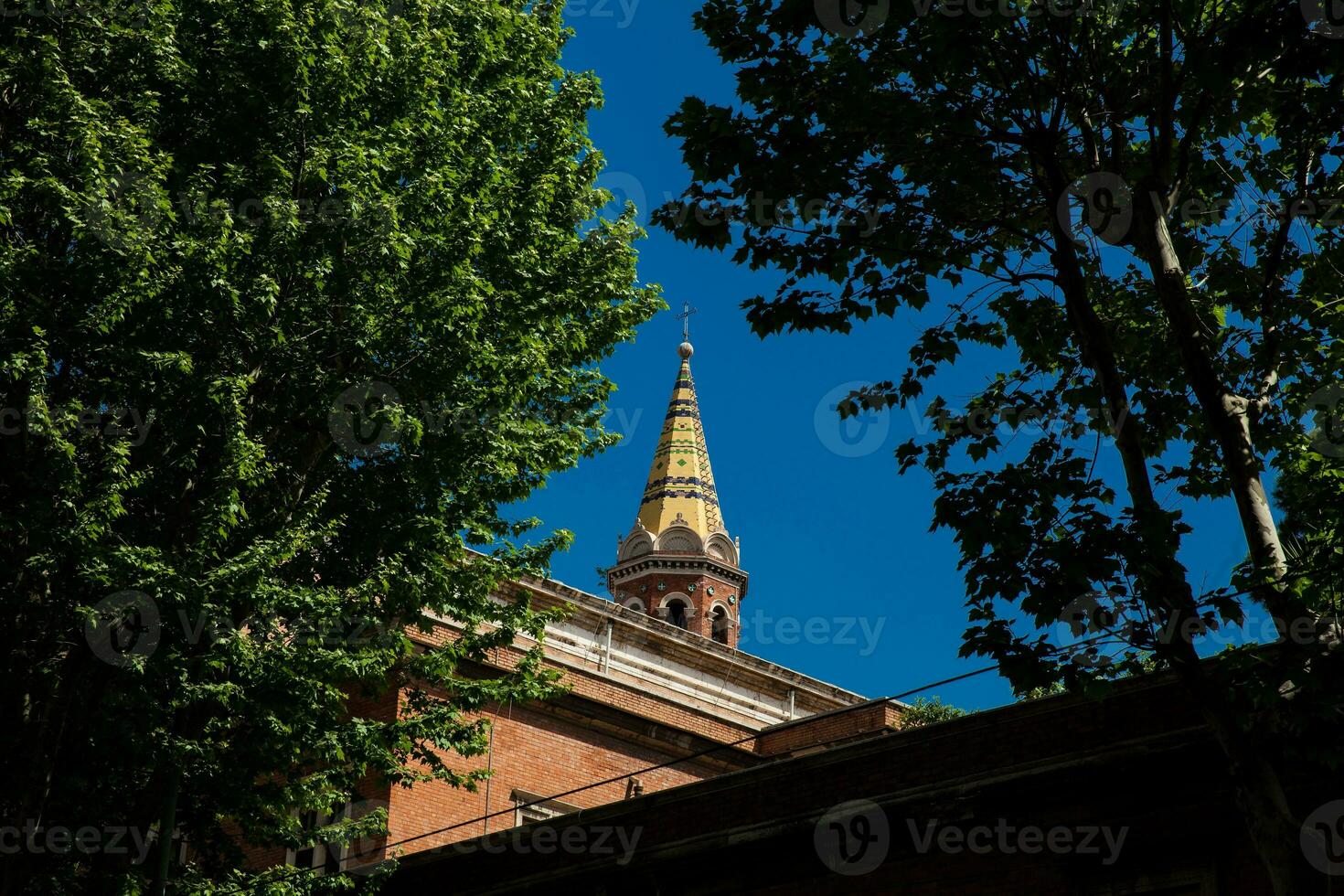 oben von das Turm von das päpstlichen Universität Antonianum gebaut auf 1890 im Rom foto