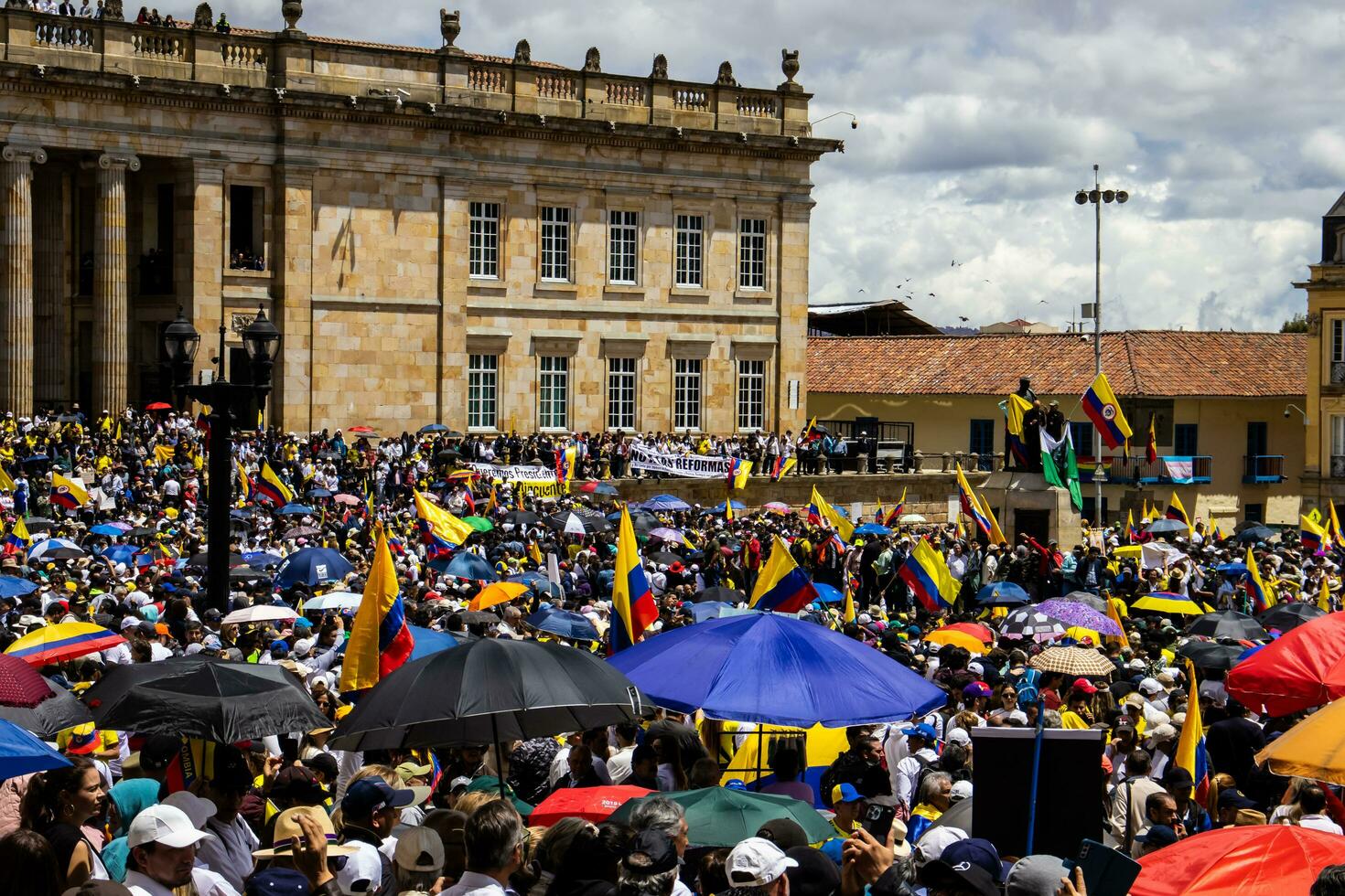 Bogotá, Kolumbien, Juni 2023, friedlich Protest Märsche gegen das Regierung von gustavo Petro namens la Marcha de la Bürgermeister foto