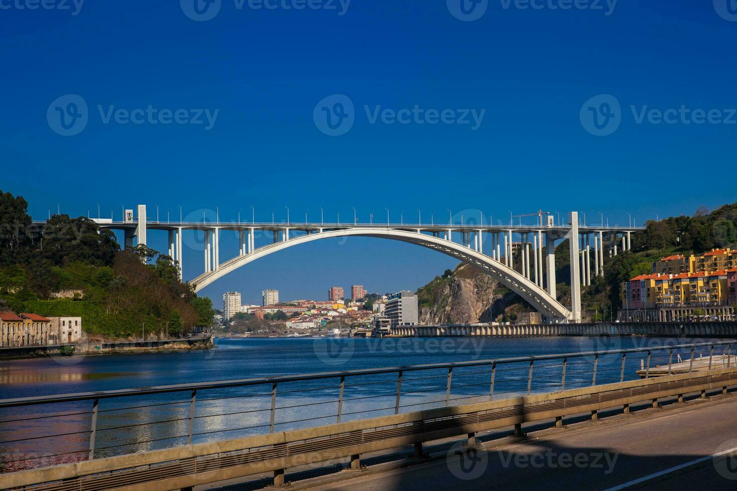 Aussicht von das Douro Fluss und das arrabida Brücke im ein schön früh Frühling Tag beim porto Stadt im Portugal foto