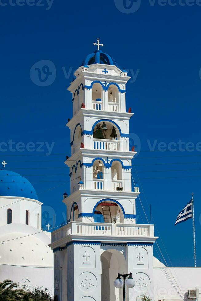 das Kirche von heilig Kreuz im das zentral Platz von perissa auf Santorini Insel foto