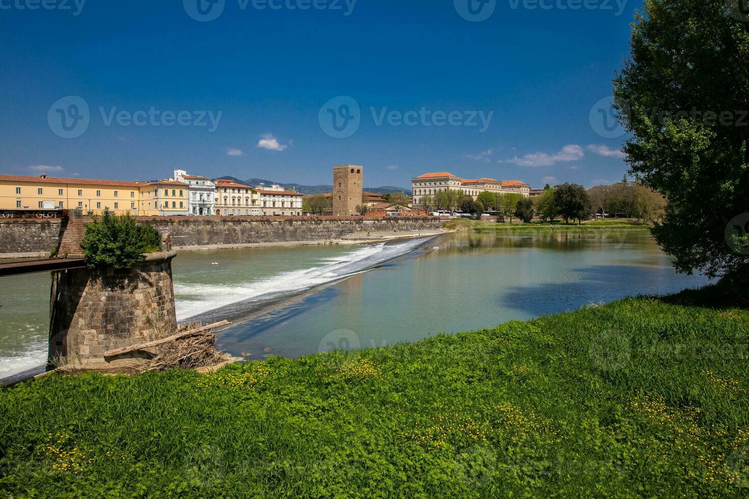 arno Fluss und torre della Zecca ein Verteidigung Turm von Florenz auf das Osten Seite von das Stadt foto