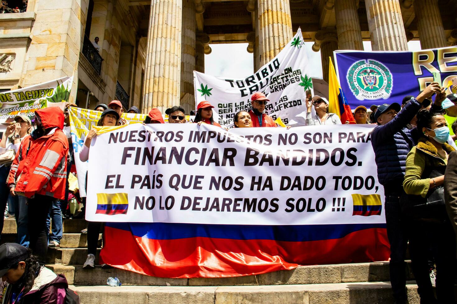 Bogotá, Kolumbien, Juni 2023, friedlich Protest Märsche gegen das Regierung von gustavo Petro namens la Marcha de la Bürgermeister foto